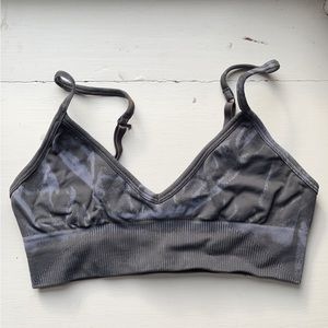 Lululemon sports bra. So cute, perfect condition size 6!